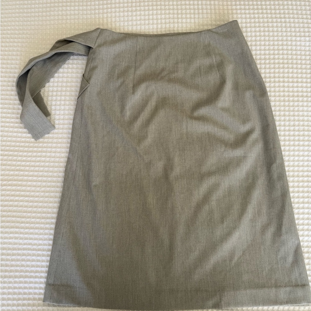 Elegant Gray BR Women's Skirt - Picture 2 of 8